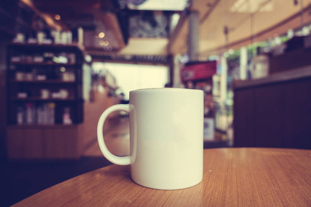 Tazza di caffè bianco sul tavolo  - Foto, immagini