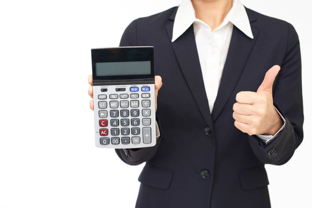 Mujer sosteniendo una calculadora
 - Foto, Imagen