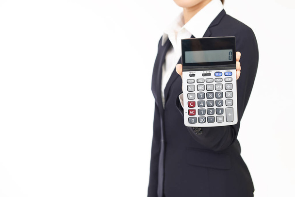 Mujer sosteniendo una calculadora
 - Foto, imagen