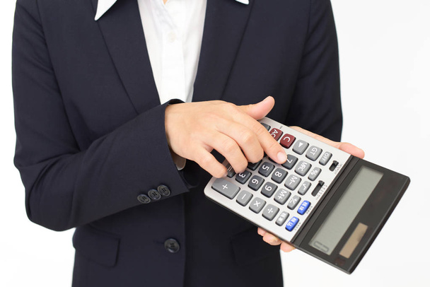 Mujer sosteniendo una calculadora
 - Foto, imagen