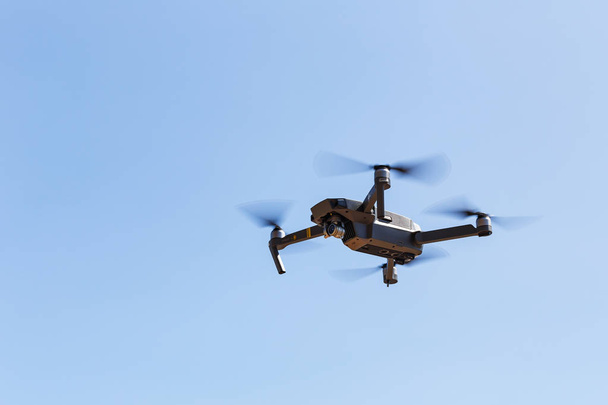 Bezpilotních vzdušných vozový video kamerou vznáší ve vzduchu. Thi - Fotografie, Obrázek