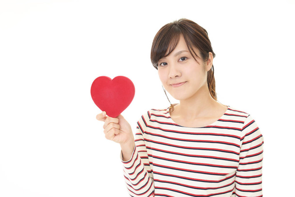Usmívající se žena s červeným srdcem - Fotografie, Obrázek