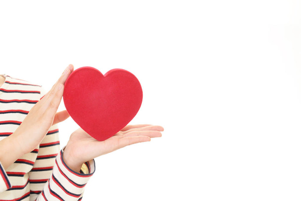 žena s červeným srdcem - Fotografie, Obrázek