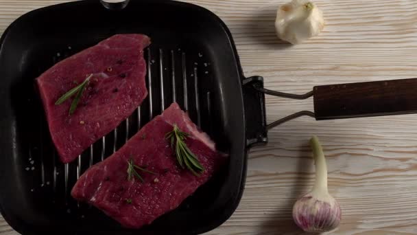 Hovězí steak na pánvi s pepřem, rozmarýnem a česnekem. - Záběry, video