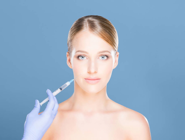 Médico fazendo injeção no rosto da mulher
 - Foto, Imagem