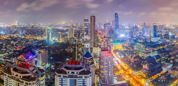 Μπανγκόκ πόλη στην πολύχρωμη νυχτερινή ζωή, αυτό είναι μια μεγαλύτερη πόλη στη Νοτιοανατολική Ασία και αυτό είναι το εμπορικό κέντρο. - Φωτογραφία, εικόνα