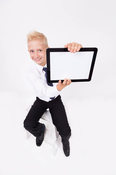 Niño de escuela en camisa con tableta
 - Foto, Imagen