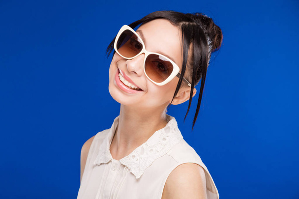 brunette girl wearing sunglasses - Fotó, kép