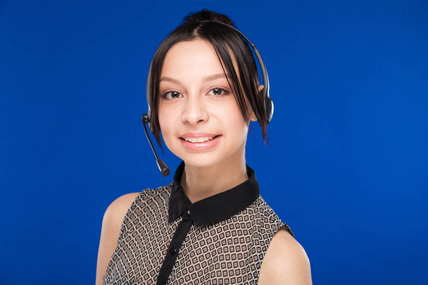 young girl with headset - Zdjęcie, obraz
