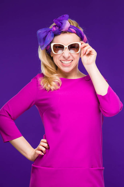 blonde girl wearing sunglasses - Фото, зображення
