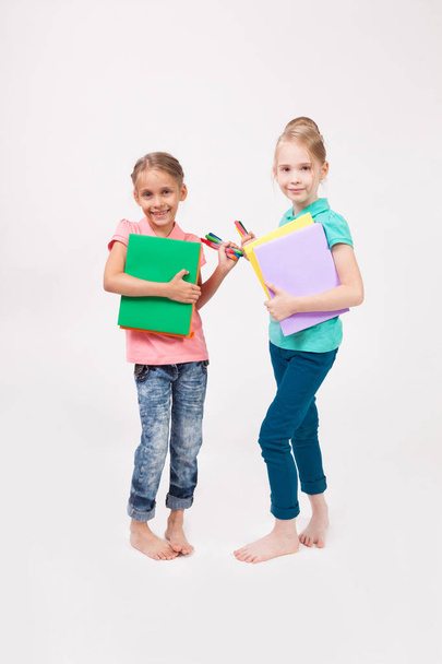 Schulmädchen mit Büchern und Stiften - Foto, Bild