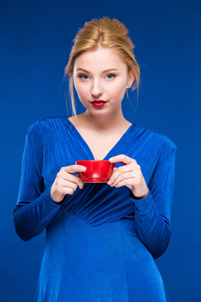 Улыбающаяся девушка с чашкой в руках
 - Фото, изображение