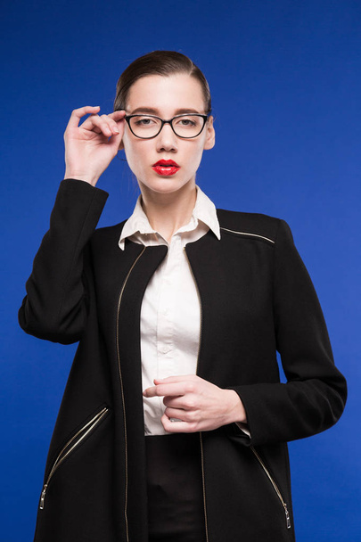 fille en veste noire et lunettes
 - Photo, image