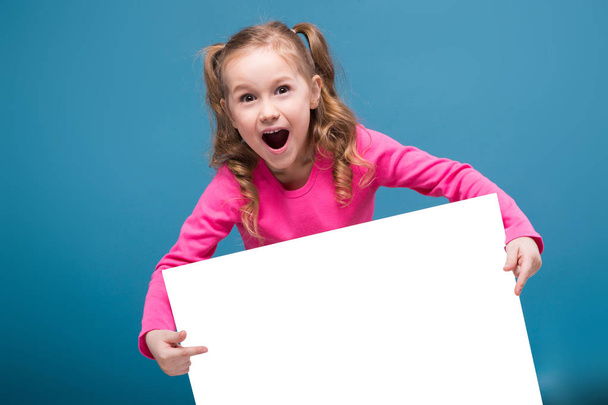Little brunette girl with empty poster - Foto, immagini