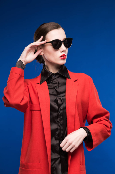 fille en veste rouge et lunettes de soleil
 - Photo, image