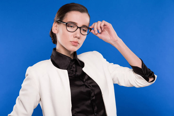 girl in white jacket and glasses - Foto, Imagem