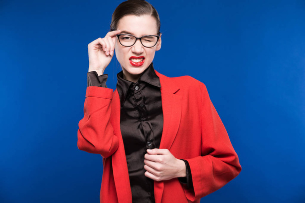 соблазнительная девушка в красной куртке и очках
 - Фото, изображение