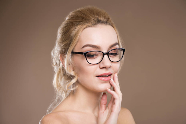 Piękna Blondynka w okularach - Zdjęcie, obraz