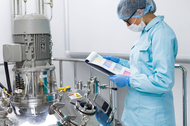 Wissenschaftler mit Tablet in der Fabrik - Foto, Bild
