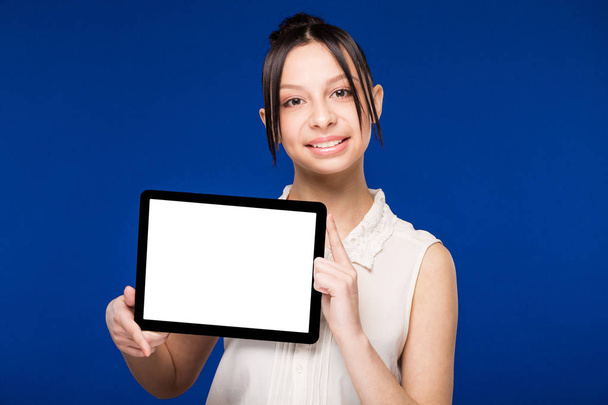 junges Mädchen mit Tablet in der Hand - Foto, Bild