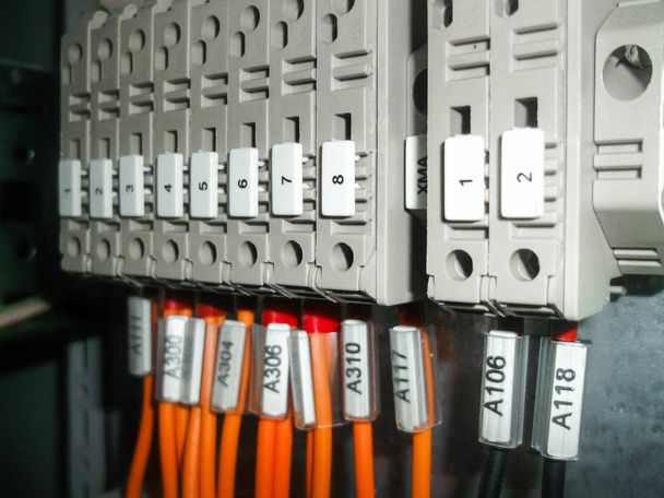 Электрический шкаф с проводами
  - Фото, изображение