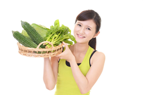 Женщина держит овощи
  - Фото, изображение