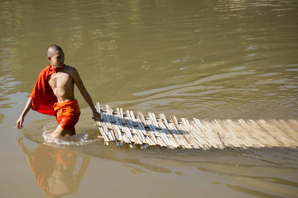 a bambusz-híd építése - Fotó, kép