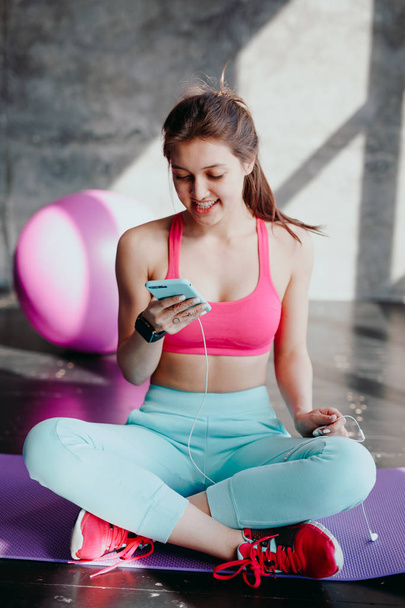 woman at gym using mobile phone - Foto, Imagem