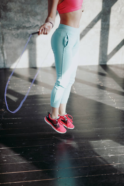 woman jumping with skipping rope - Foto, afbeelding