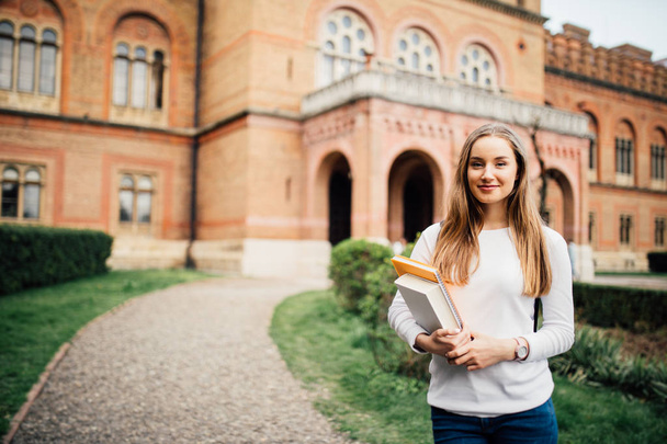 Retrato de menina estudante universitária ao ar livre no campus
 - Foto, Imagem