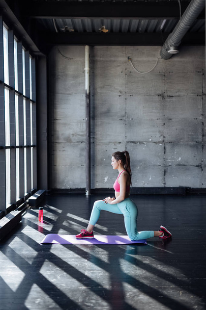 sporty woman practices yoga - Zdjęcie, obraz