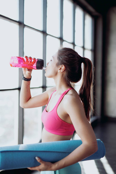 Young athletic woman drinking water - Foto, Bild