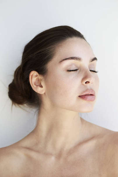 brunette woman with closed eyes - Foto, immagini