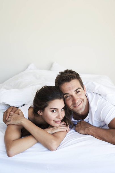 couple relaxing in bed - Foto, immagini