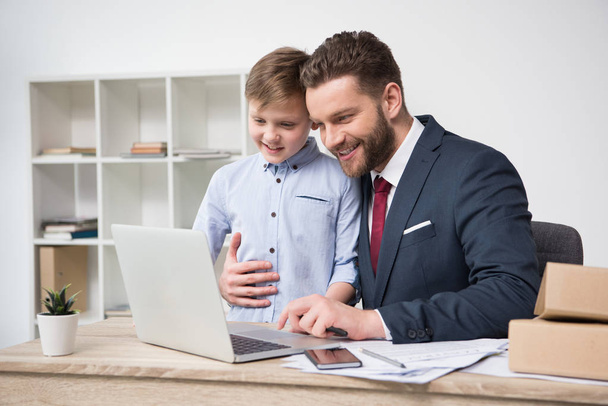 Empresário com seu filho no cargo
 - Foto, Imagem