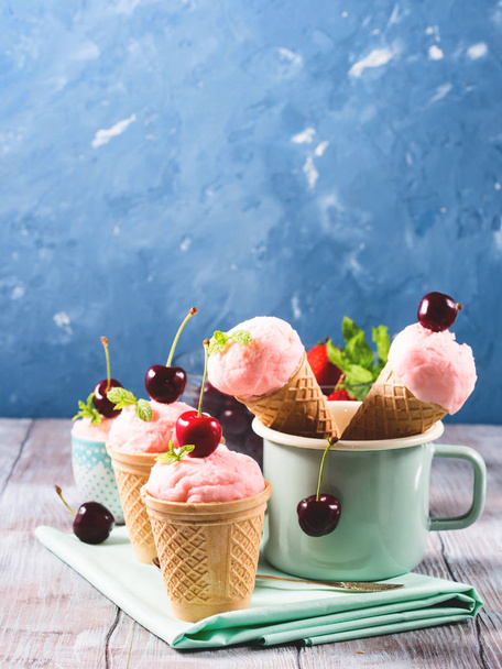 Kotitekoinen mansikka jäätelöä tarjoillaan käpyjä
 - Valokuva, kuva