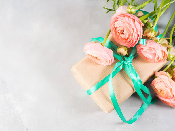 Pink ranunculus flowers and gift box - Zdjęcie, obraz