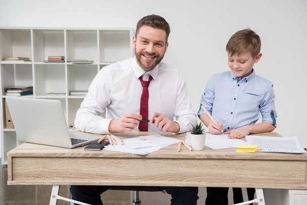 Empresário com filho no escritório
 - Foto, Imagem