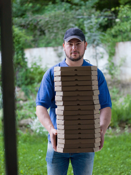 pizza deliverer man - Foto, afbeelding