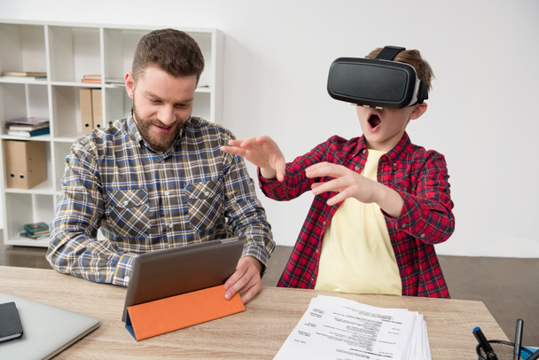 boy wearing virtual reality glasses - Zdjęcie, obraz
