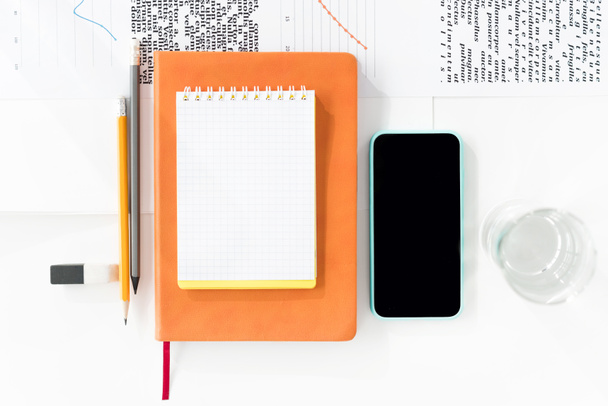 Smartphone and office supplies  - Foto, Imagem