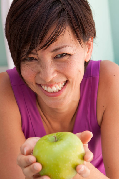 Mulher asiática saudável comer uma maçã
. - Foto, Imagem
