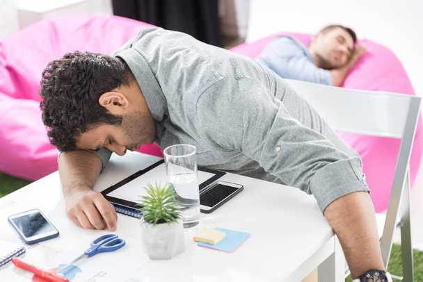 Liikemiehet nukkuvat modernissa toimistossa
 - Valokuva, kuva