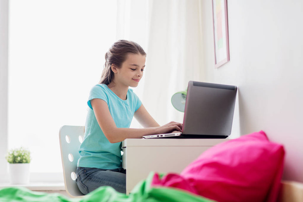 girl typing on laptop at home - Fotoğraf, Görsel