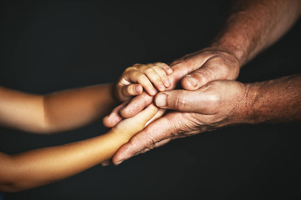 έννοια των γενεών. Το χέρι ενός παιδιού και ενός ηλικιωμένου perso - Φωτογραφία, εικόνα