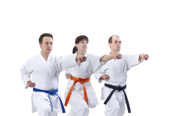 Gli atleti adulti in karategi stanno battendo il braccio del pugno
 - Foto, immagini