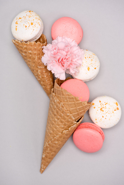 Pink and white macarons in waffle cones - Foto, imagen