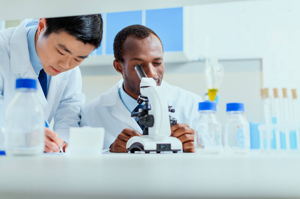 artsen die werkzaam zijn op het testen laboratorium - Foto, afbeelding