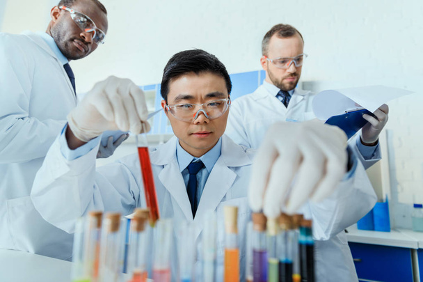 Επιστήμονες που εργάζονται στο εργαστήριο  - Φωτογραφία, εικόνα