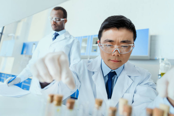Científicos trabajando en laboratorio  - Foto, imagen